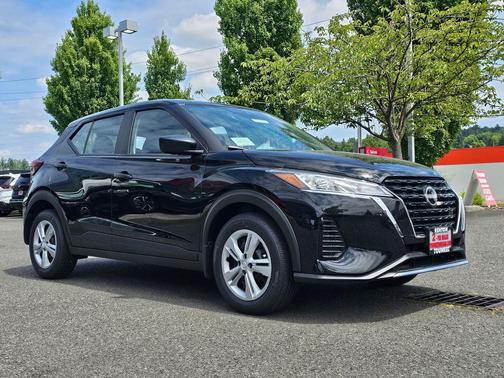 Super Black 2025 Nissan Kicks S