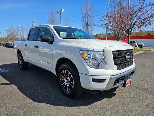 2023 Nissan Titan SV