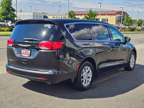 Brilliant Black Crystal Pearlcoat 2022 Chrysler Voyager LX