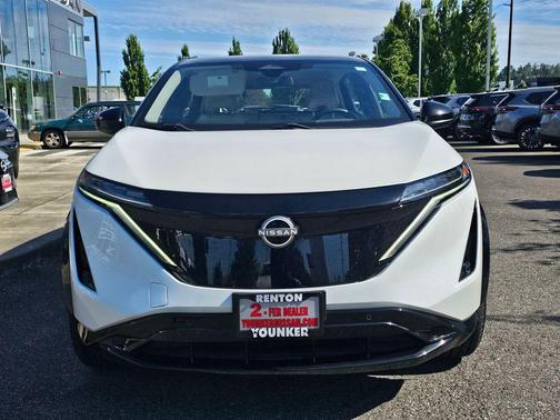 Everest White Pearl Tricoat/Black Diamond Pearl 2023 Nissan ARIYA ENGAGE