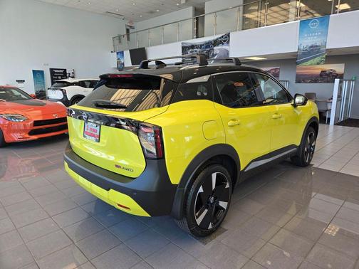 Yuzu Yellow Metallic/Super Black 2026 Nissan Kicks SR