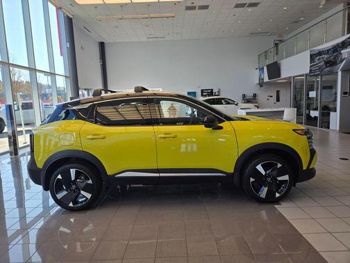 Yuzu Yellow Metallic/Super Black 2026 Nissan Kicks SR