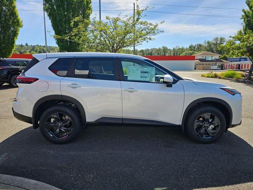 Everest White Pearl Tricoat 2026 Nissan Rogue SV