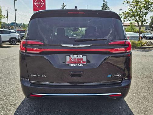 Diamond Black Crystal Pearlcoat 2024 Chrysler Pacifica Hybrid Select