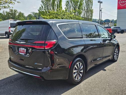 Diamond Black Crystal Pearlcoat 2024 Chrysler Pacifica Hybrid Select