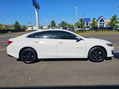 Summit White 2024 Chevrolet Malibu FWD 1LT