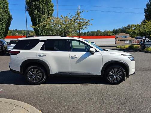 2024 Nissan Pathfinder SV