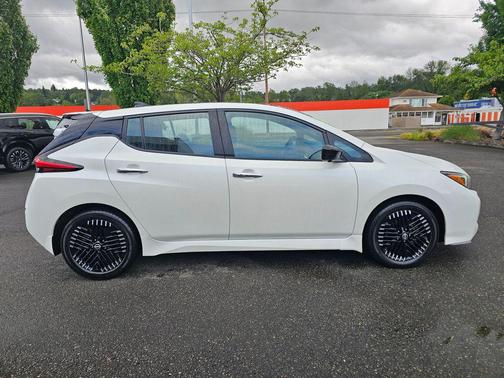 Super Black/Pearl White 2025 Nissan Leaf SV PLUS