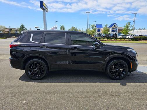 Black 2024 Mitsubishi Outlander SE 2.5 S-AWC