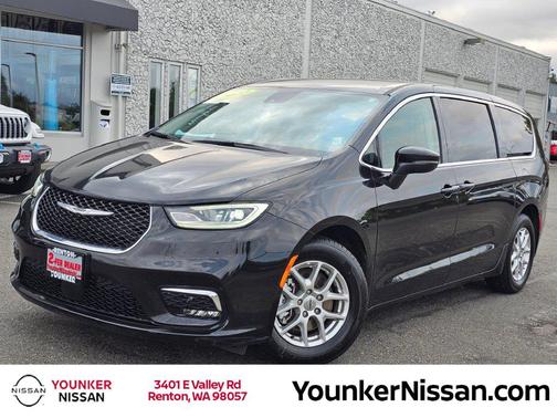 Brilliant Black Crystal Pearlcoat 2023 Chrysler Pacifica Touring L