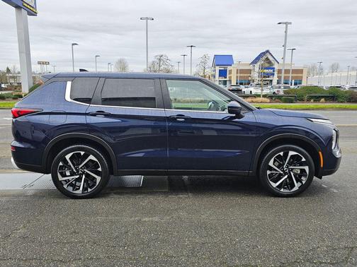 Cosmic Blue Metallic 2024 Mitsubishi Outlander SE 2.5 S-AWC