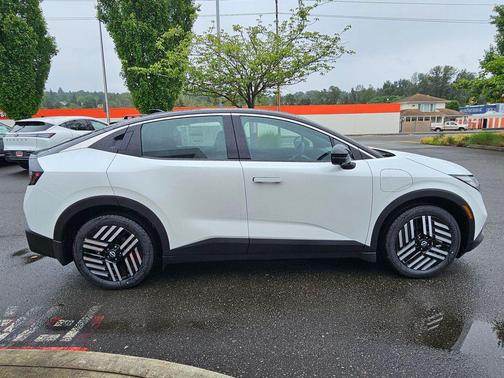 Everest White Pearl Tricoat/Black 2026 Nissan Leaf SV+