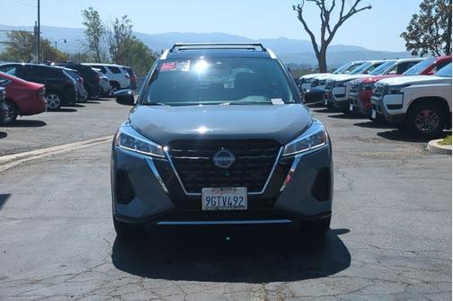 2 Tone Gray / Black 2023 Nissan Kicks SV