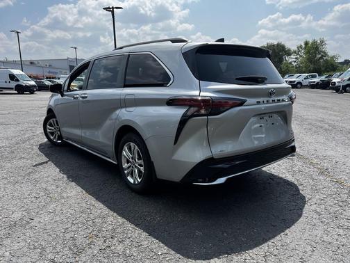 2022 Toyota Sienna XSE 7 Passenger