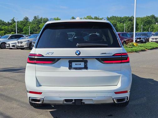 Alpine White 2024 BMW X7 xDrive40i