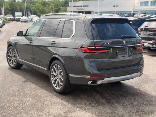 Gray Metallic 2026 BMW X7 xDrive40i