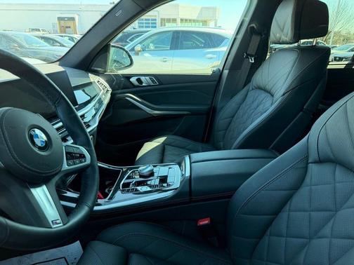 Mineral White Metallic 2025 BMW X5 xDrive40i