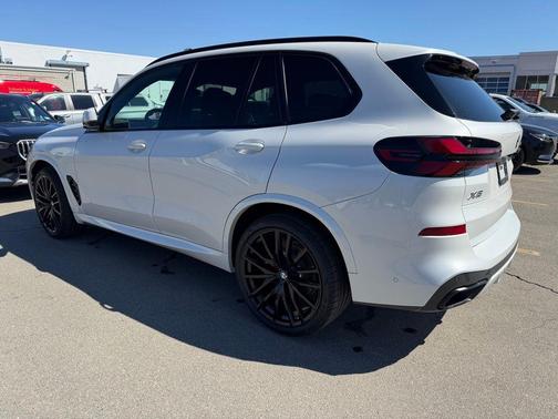 Mineral White Metallic 2025 BMW X5 xDrive40i
