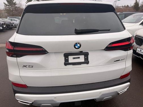 Mineral White Metallic 2026 BMW X5 xDrive40i