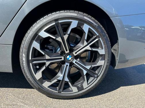 2025 BMW 330 i xDrive