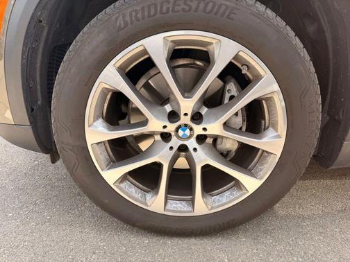 Manhattan Green Metallic 2025 BMW X5 xDrive40i