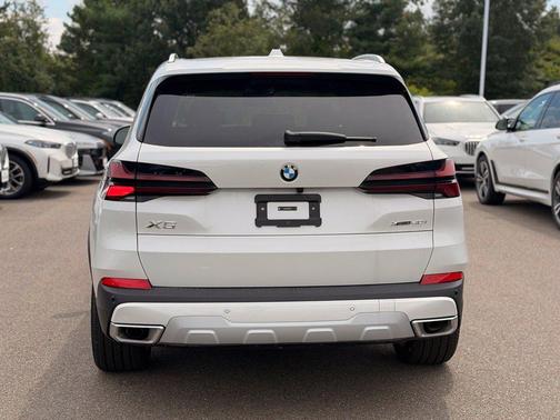 Mineral White Metallic 2026 BMW X5 xDrive40i