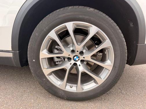 Mineral White Metallic 2026 BMW X5 xDrive40i