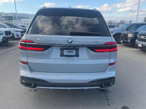 2025 BMW X7 xDrive40i