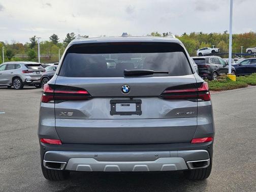 Gray Metallic 2025 BMW X5 xDrive40i