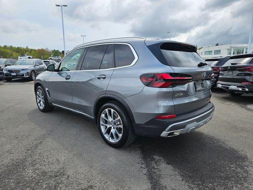Gray Metallic 2025 BMW X5 xDrive40i