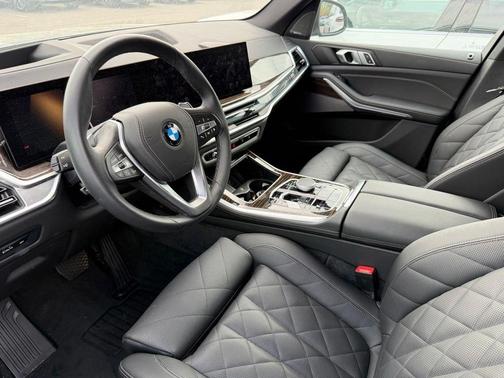 Gray Metallic 2025 BMW X5 xDrive40i