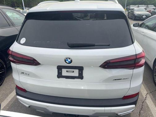 Mineral White Metallic 2023 BMW X5 xDrive40i