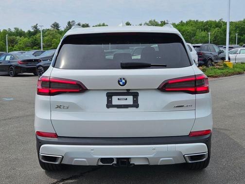Mineral White Metallic 2023 BMW X5 xDrive40i