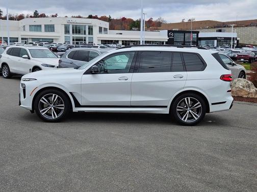 2025 BMW X7 M60i