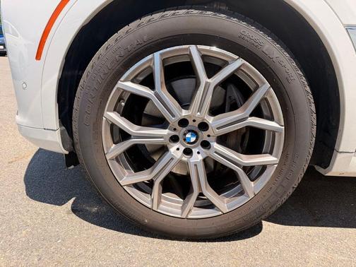 Mineral White Metallic 2021 BMW X7 xDrive40i