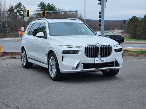 Mineral White Metallic 2024 BMW X7 xDrive40i