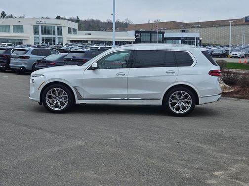 Mineral White Metallic 2024 BMW X7 xDrive40i