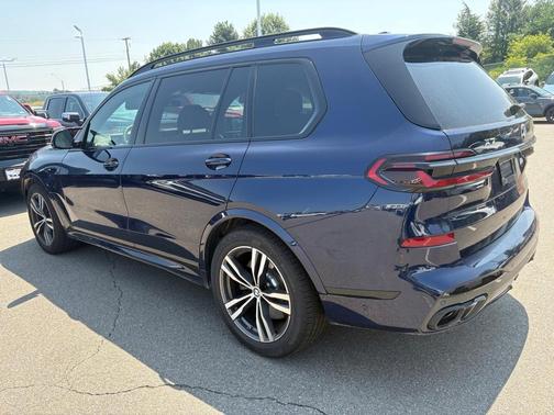 2025 BMW X7 M60i