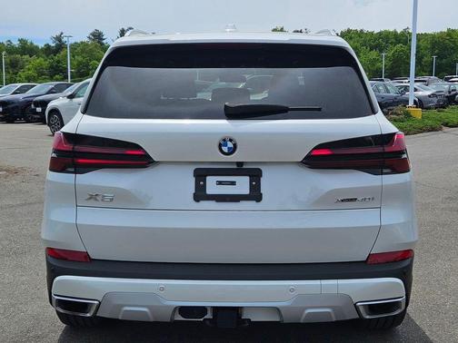 Mineral White Metallic 2024 BMW X5 xDrive40i