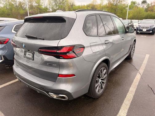 Gray Metallic 2025 BMW X5 xDrive40i