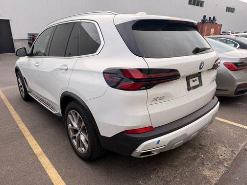 Alpine White 2025 BMW X5 PHEV xDrive50e