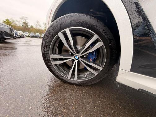 Mineral White Metallic 2026 BMW X7 M60i