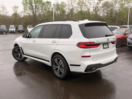 Mineral White Metallic 2026 BMW X7 M60i