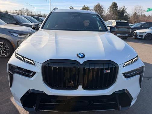 Mineral White Metallic 2026 BMW X7 M60i