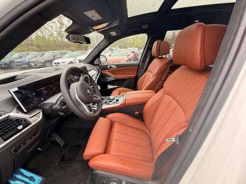 Mineral White Metallic 2026 BMW X7 M60i
