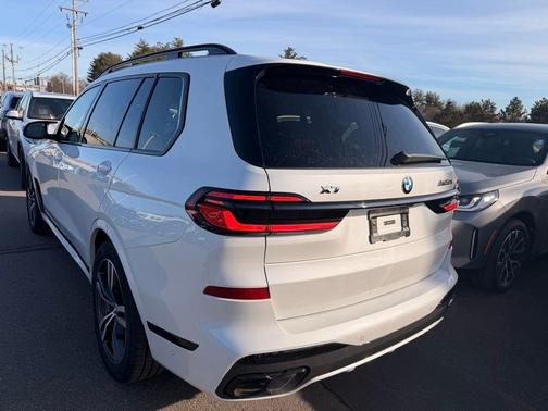 Mineral White Metallic 2026 BMW X7 M60i