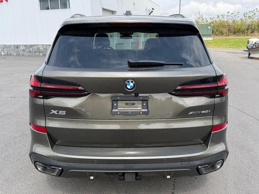 Manhattan Green Metallic 2026 BMW X5 xDrive40i