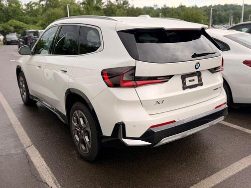 Mineral White Metallic 2024 BMW X1 xDrive28i