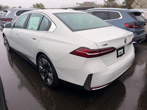 Alpine White 2026 BMW 530 i xDrive