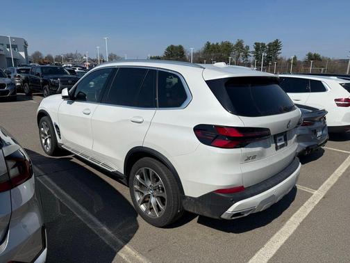Mineral White Metallic 2025 BMW X5 xDrive40i